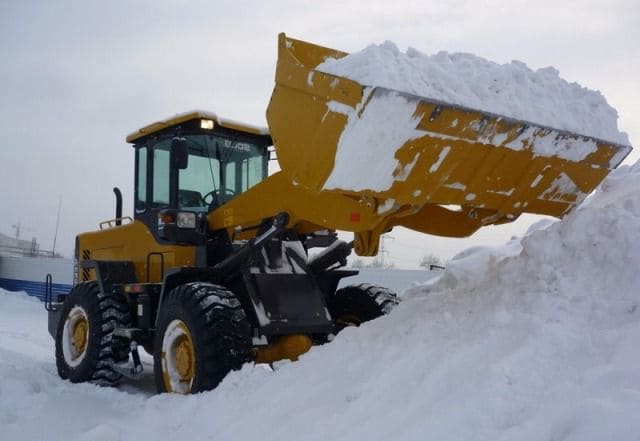 Преимущество уборки снега трактором от ручной очистки снега | СНЕГОБОРЦЫ